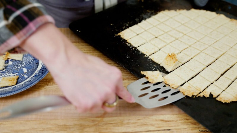 Easy Homemade Cheese Crackers Recipe (4 Ingredients)