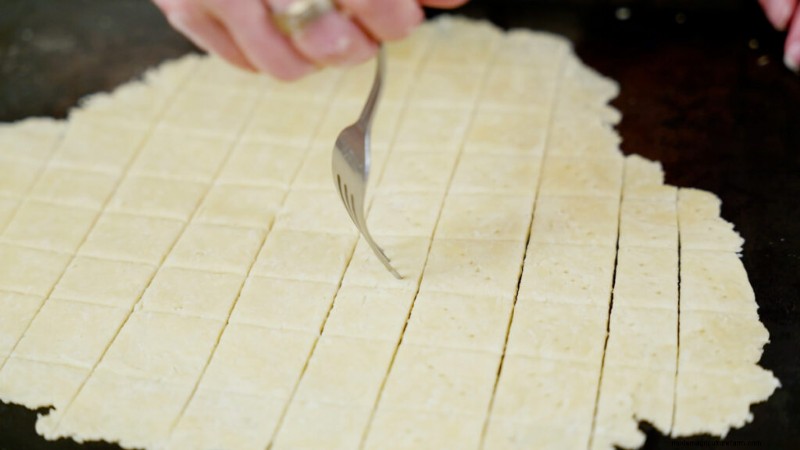 Easy Homemade Cheese Crackers Recipe (4 Ingredients)