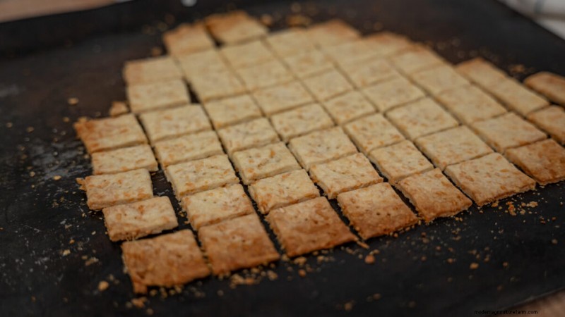 Easy Homemade Cheese Crackers Recipe (4 Ingredients)