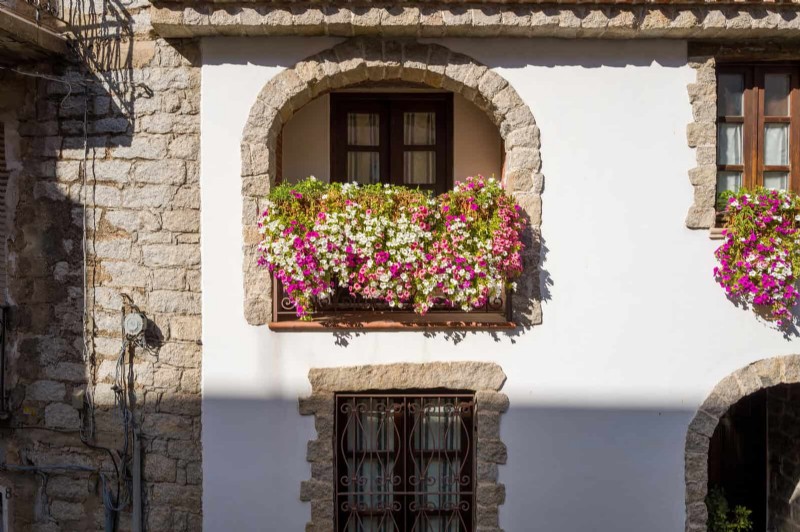 15 Stunning Window Box Designs to Boost Your Home’s Curb Appeal