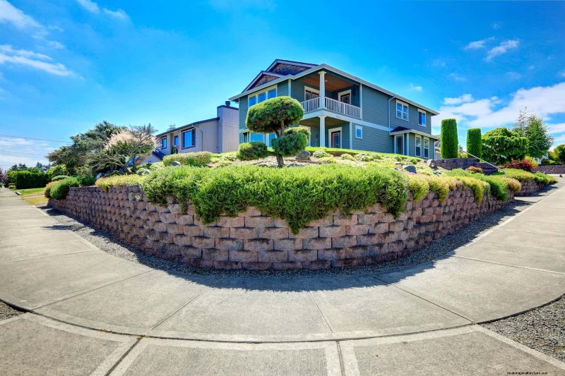 21 Expert Landscaping Strategies to Shield Your Home from Wildfires