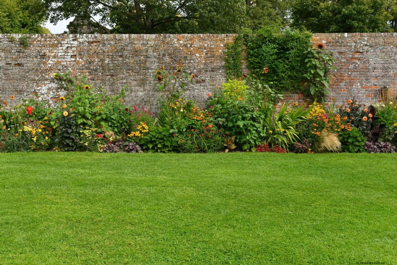 21 Expert Landscaping Strategies to Shield Your Home from Wildfires