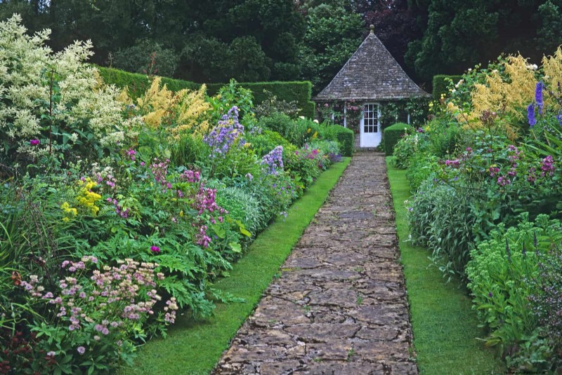 Why Traditional Lawns Are Becoming Obsolete – 30 Proven Reasons and Sustainable Alternatives