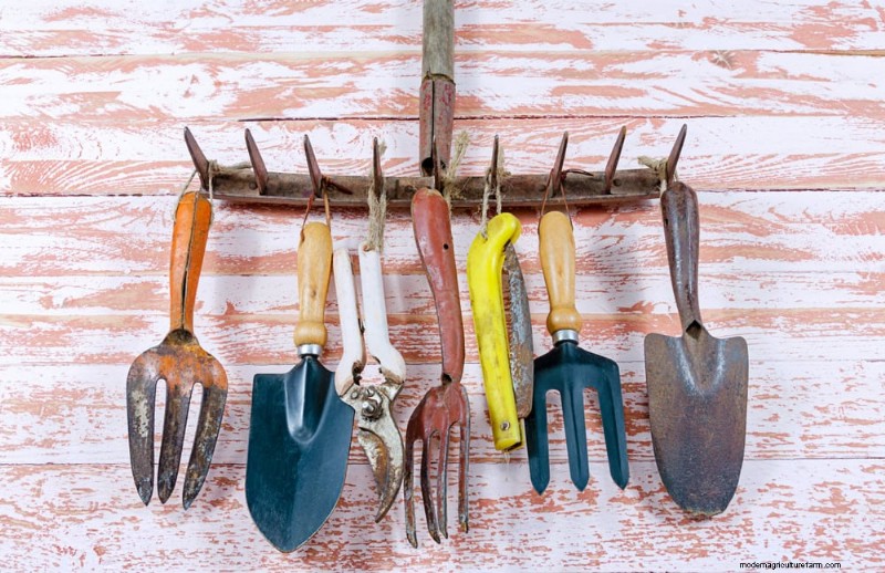 28 Creative Ideas to Repurpose Old Garden Tools into Stunning Outdoor Décor