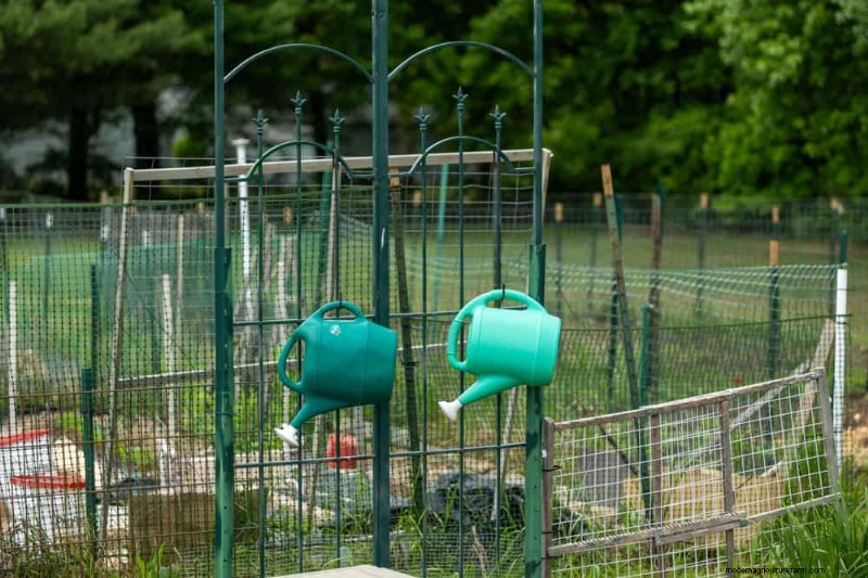 28 Creative Ideas to Repurpose Old Garden Tools into Stunning Outdoor Décor