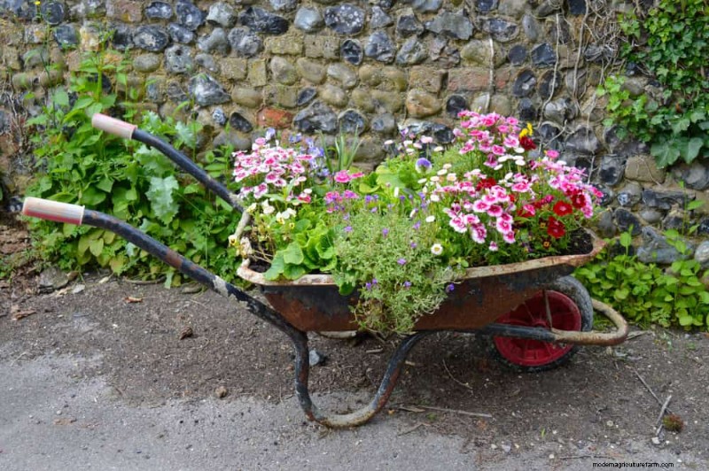 28 Creative Ideas to Repurpose Old Garden Tools into Stunning Outdoor Décor