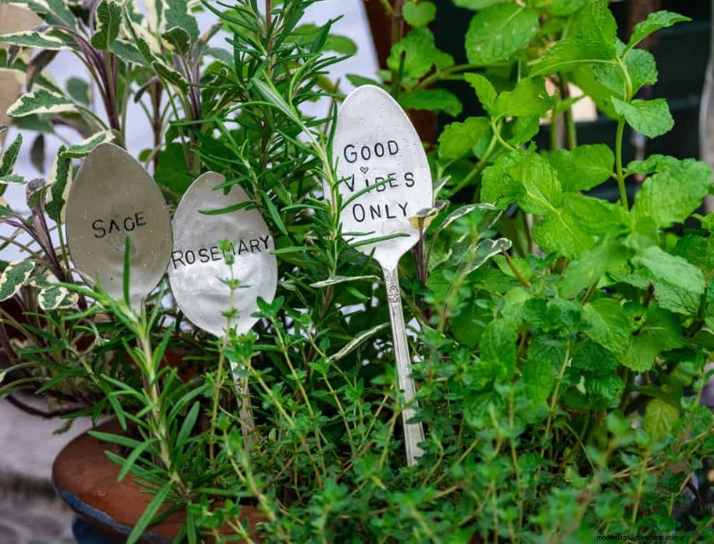 28 Creative Ideas to Repurpose Old Garden Tools into Stunning Outdoor Décor