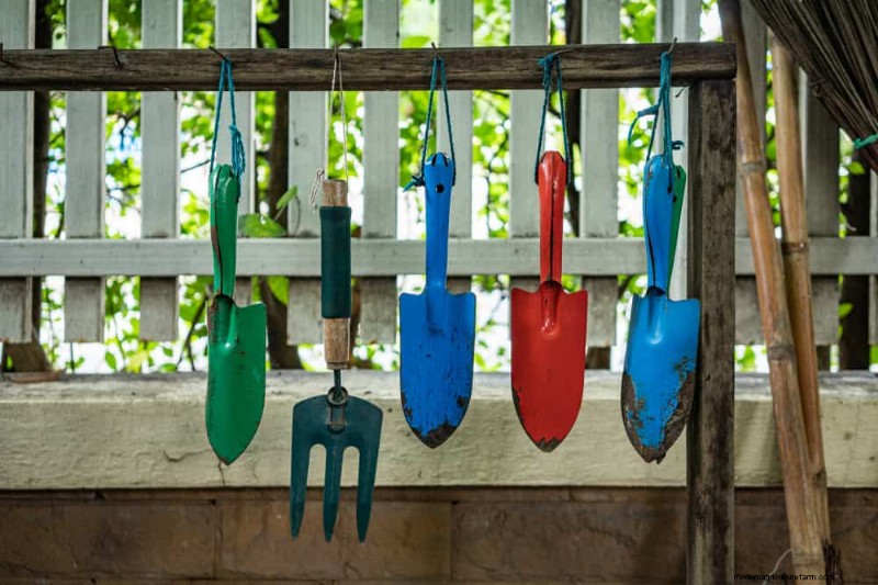 28 Creative Ideas to Repurpose Old Garden Tools into Stunning Outdoor Décor