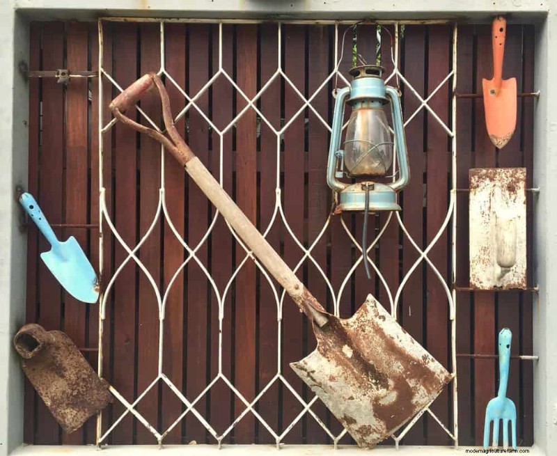 28 Creative Ideas to Repurpose Old Garden Tools into Stunning Outdoor Décor