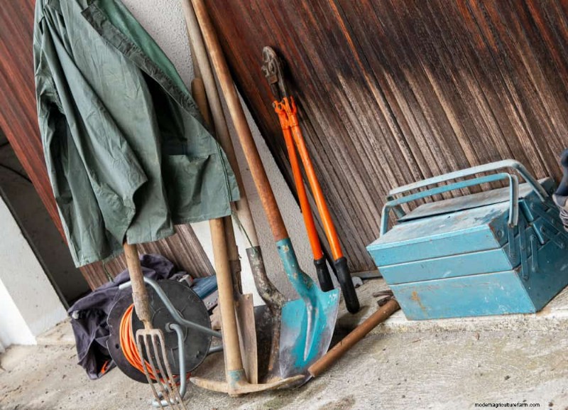28 Creative Ideas to Repurpose Old Garden Tools into Stunning Outdoor Décor