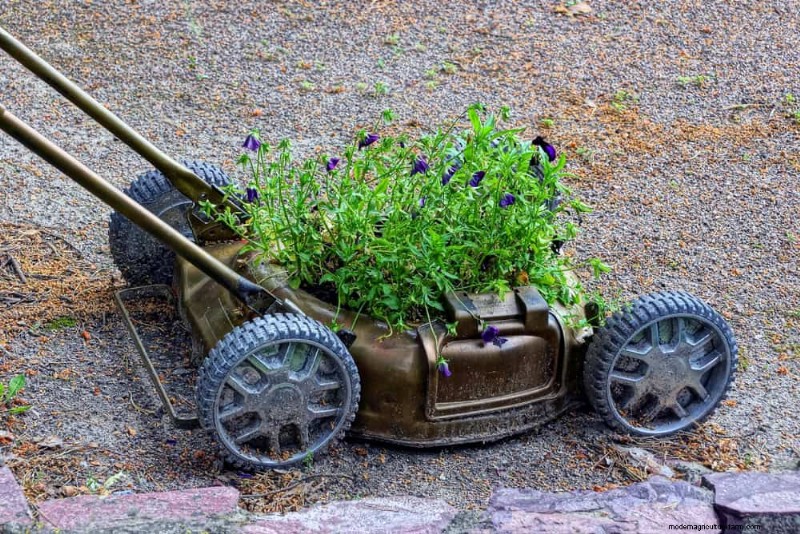 28 Creative Ideas to Repurpose Old Garden Tools into Stunning Outdoor Décor