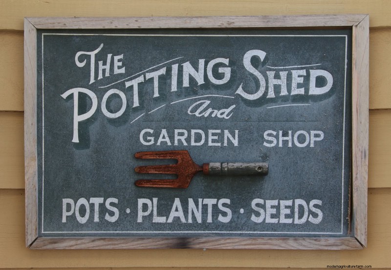 28 Creative Ideas to Repurpose Old Garden Tools into Stunning Outdoor Décor