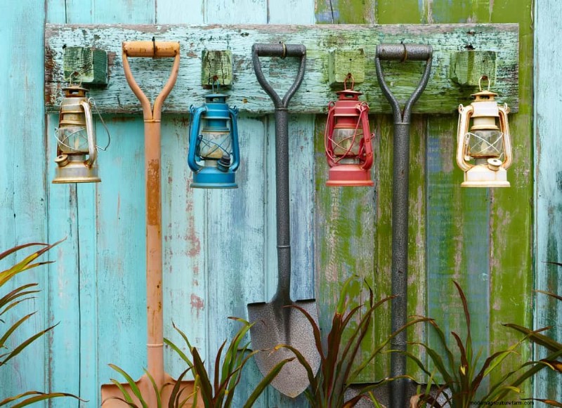 28 Creative Ideas to Repurpose Old Garden Tools into Stunning Outdoor Décor