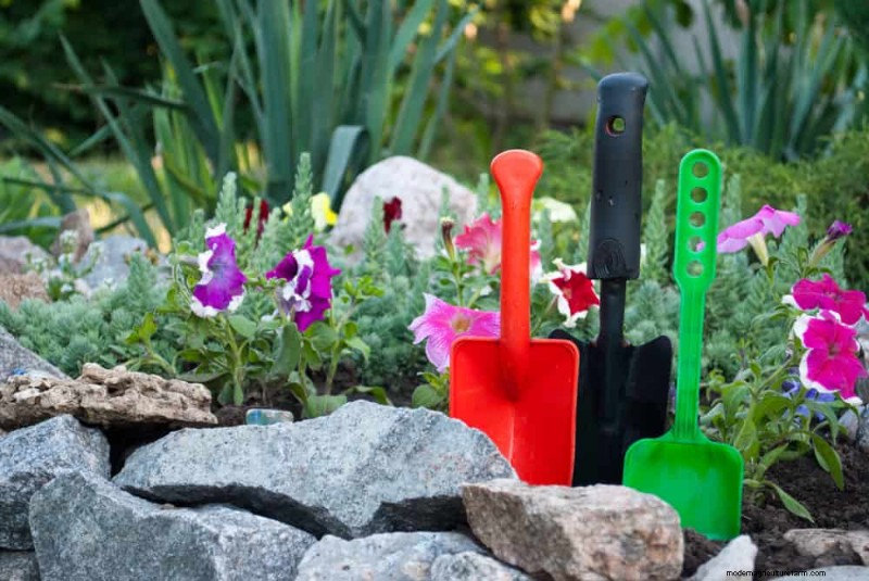 28 Creative Ideas to Repurpose Old Garden Tools into Stunning Outdoor Décor