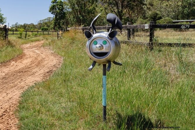 28 Creative Ideas to Repurpose Old Garden Tools into Stunning Outdoor Décor