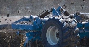 Kinze ingresa al mercado de la labranza con Mach Till 